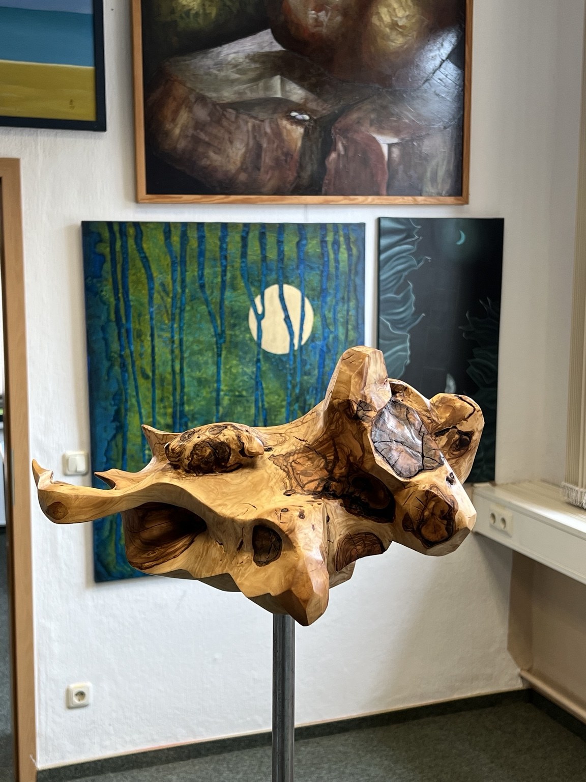 Holzskulptur in einer Ausstellung
